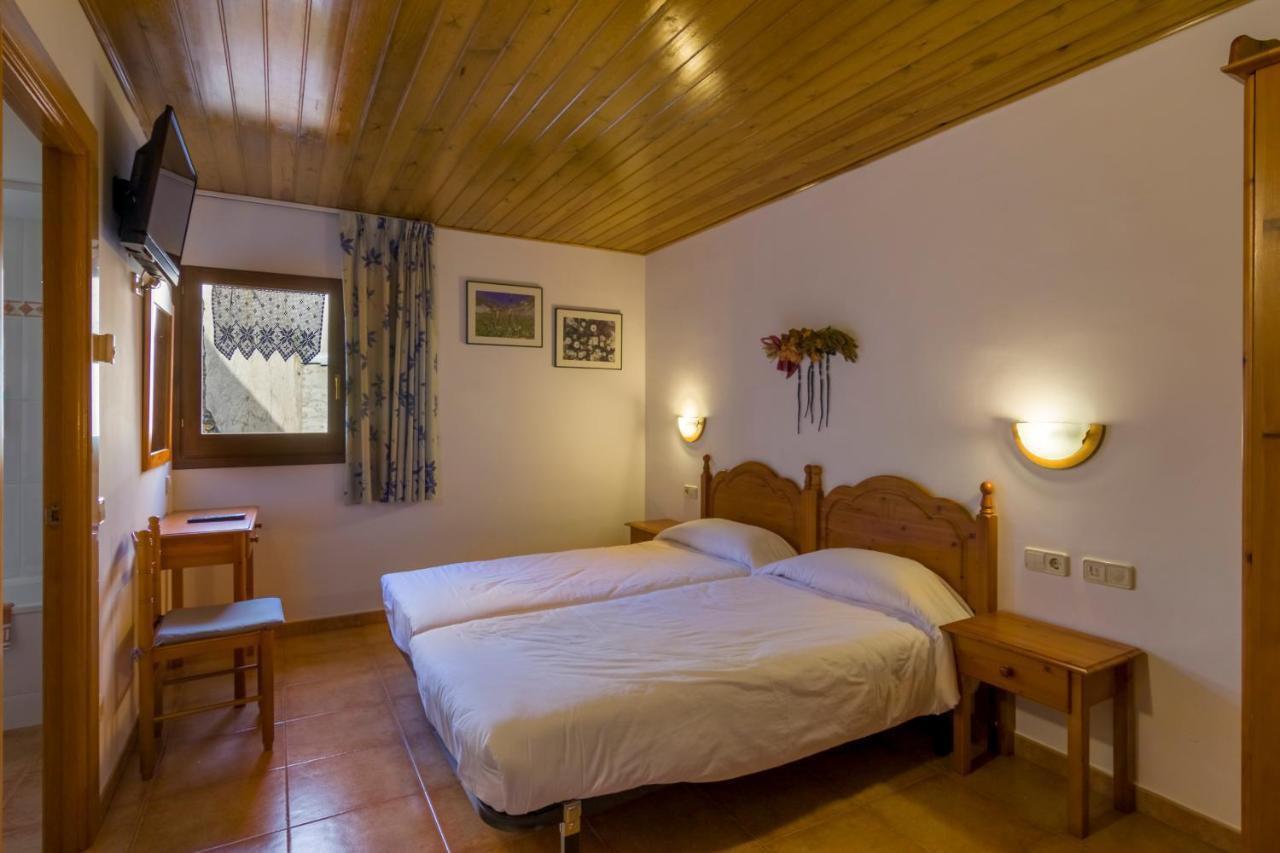Hostal Cal Mestre Vilallonga de Ter Εξωτερικό φωτογραφία