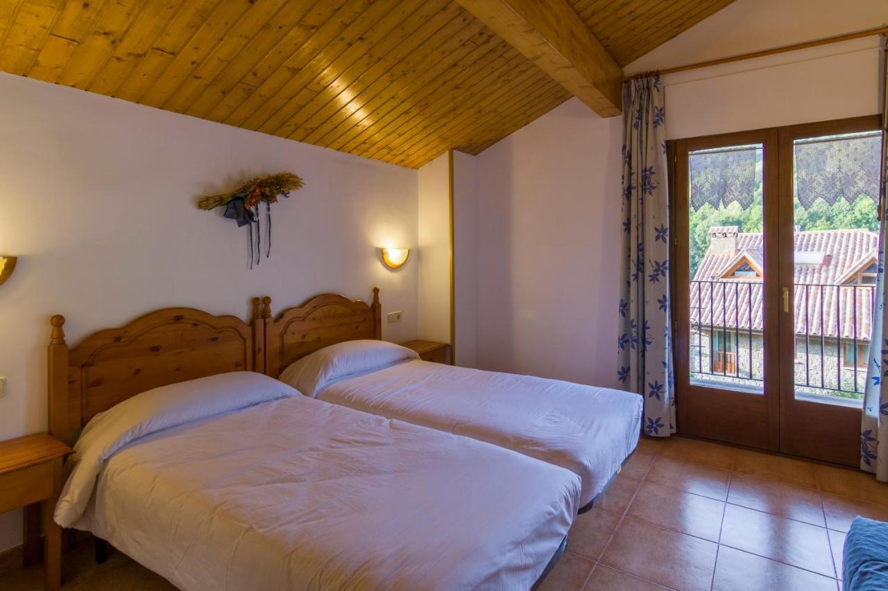 Hostal Cal Mestre Vilallonga de Ter Εξωτερικό φωτογραφία