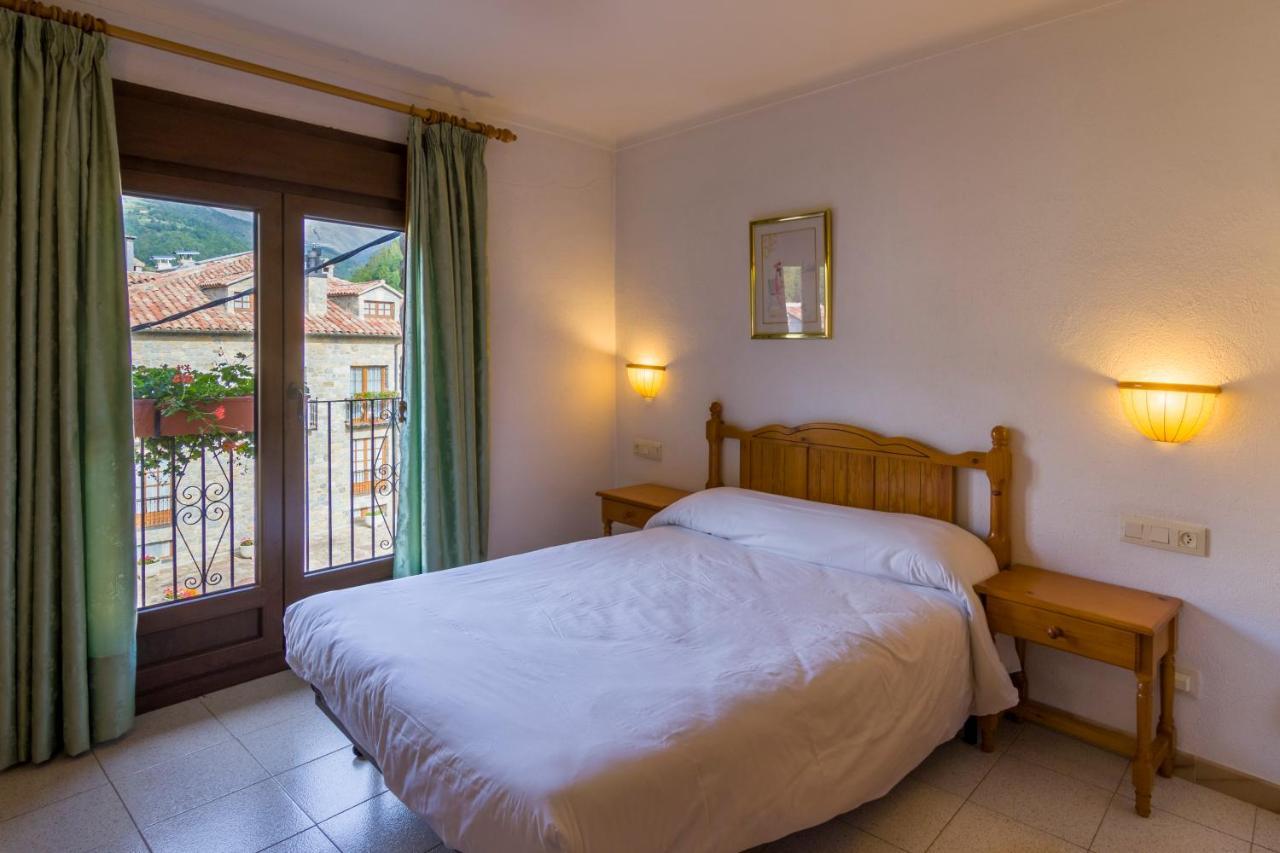 Hostal Cal Mestre Vilallonga de Ter Εξωτερικό φωτογραφία