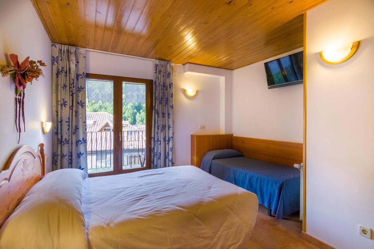 Hostal Cal Mestre Vilallonga de Ter Εξωτερικό φωτογραφία